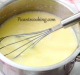 Доводим до кипения молоко, снимем с огня и добавляем масло, переливаем в глубокую миску и остужаем.