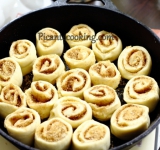 Осторожно ножом режим тесто на небольшие булочки, выкладываем их на противень, застеленный пергаментной бумагой или круглую форму, смазанную сливочным маслом, тогда булочки будут выглядеть как один ароматный пирог. Прикрываем булочки чуть влажным полотенцем и оставляем на час при комнатной температуре.	