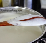 Молочную смесь остужаем как можно быстрее, затем накрываем емкость с массой крышкой и ставим в холодильник на 12 часов. Процеживаем массу через сито, корицу удаляем, смесь перекладываем в мороженицу и замораживаем содержимое. Когда масса почти заморозилась, добавляем сухофрукты с ромом, перемешиваем до однородности, перекладываем в посуду с крышкой и ставим в морозилку на 1-2 часа.