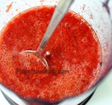 Вливаем вино к клубнике и еще раз взбиваем.	