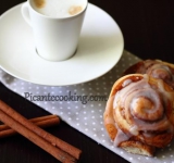 Вкусные, пышные, бесподобно ароматные булочки готовы! Приятного аппетита! 
 
Cсылка на оригинальный рецепт:  www.picantecooking.com/recipe/korichnye-bulochki-s-glazuryu 	