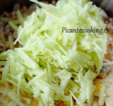 Через час добавляем изюм, цукаты и яблоки, все хорошо перемешиваем и оставляем тесто еще на час.