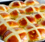 Ставим булочки в предварительно разогретую духовку на 20-30 минут. За это время булочки хорошо подрумянятся. Булочки вынимаем из духовки, джем подогреваем в небольшой посуде, процеживаем через сито и смазываем поверхность булочек.