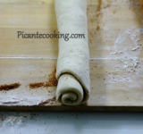 Плотно скатываем тесто в рулет по ширине.	