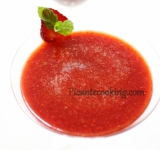 В серединку бокала выкладываем по пару кубиков льда, разливаем напиток. Украшаем бокалы и сразу же подаем к столу. Приятного вкушения. 
 
Cсылка на оригинальный рецепт:  www.picantecooking.com/recipe/kokteil-mindalnaya-klubnichka 	