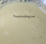 Желтки взбиваем с сахаром добела. Продолжая взбивать, тонкой струйкой вливаем молочную смесь. Палочку оставляем в кастрюле, а массу продолжаем взбивать еще минуту. Смесь возвращаем в кастрюлю к корице и ставим на малый огонь. При постоянном помешивании варим массу до состояния соуса.