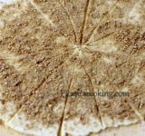 Тесто вынимаем из холодильника и делим на 3 части. Каждую часть тонко раскатываем на просыпанной мукой рабочей поверхности, поверх посыпаем приготовленной крошкой. Острым ножом разрезаем тесто на 16 частей.	