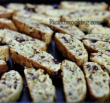 Кусочки раскладываем на противень и ставим обратно в духовку на 5 минут, затем переворачиваем их на другую сторону и продолжаем выпекать еще 5 минут.	