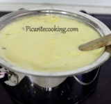 Массу переливаем в кастрюлю и ставим на малый огонь. При постоянном помешивании варим массу до состояния соуса. Как можно быстрее остужаем молочную смесь, затем кастрюлю накрываем крышкой и ставим в холодильник на 12 часов.