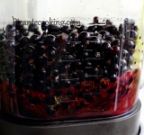 В чашу блендера перекладываем смородину.