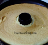 Ставим форму в предварительно разогретую духовку. Выпекаем тесто до готовности, это займет 35-40 минут. Степень готовности определяем зубочисткой. Корж вынимаем из духовки, форму переворачиваем вверх дном. Делать это необходимо немедленно, иначе корж упадет. Остужаем корж в перевернутом состоянии 2 часа.