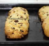 Формируем на противне, застеленном пергаментной бумагой две колбаски из теста. Ставим противень в предварительно разогретую духовку и выпекаем 35 минут.	