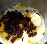 В кухонном комбайне перемешиваем масло, яйца, сахар, клюкву и корицу. Перемешиваем до однородности.	