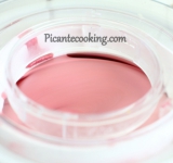 Перекладываем массу в мороженицу и замораживаем содержимое до полумягкого состояния. Затем перекладываем мороженое в посуду с крышкой и окончательно замораживаем в морозилке (это займет пару часов).