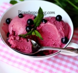 Десерт готов, подаем к столу! Приятно вам полакомится!
Cсылка на оригинальный рецепт: www.picantecooking.com/recipe/morozhenoe-iz-chernoi-smorodiny