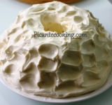 Щедро смазываем поверхность торта кремом, должно уйти примерно половина крема. Торт и оставшийся крем ставим в холодильник на полчаса. После охлаждения смазываем торт оставшимся кремом, придавая желаемый узор на поверхности.