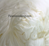 Перед самой сборкой торта, готовим сливочно-лимонный крем, для этого взбиваем холодные сливки и сахарную пудру в крепкую пену. Аккуратно вводим 2/3 части холодного лимонного курда. Все хорошо перемешиваем до однородности и ставим в холодильник.