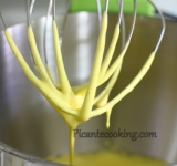 Взбиваем желтки с сахаром добела. Продолжая взбивать, тонкой струйкой вливаем молочную смесь, и продолжаем перемешивать еще минуту.