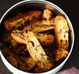 Готовое печенье полностью остужаем на противне. Вкусное печенье с хрустящими орешками готово, можно подавать к столу! Приятного вам чаепития. 
 
Cсылка на оригинальный рецепт:  www.picantecooking.com/recipe/biskotti-s-fistashkami-i-sushenoi-klyukvoi 	