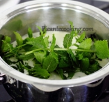 Сливки перемешиваем с молоком, добавляем мяту и доводим до кипения. С первыми пузырьками снимаем массу с огня.