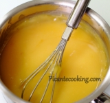 Тем временем готовим лимонный курд. Для этого в миске перемешиваем лимонный сок, сахар, желтки и яйцо. Ставим массу на водяную баню и, продолжая взбивать, доводим до консистенции густого соуса. Снимем с огня, добавляем кусочки масла и продолжаем взбивать. Крем остужаем и храним в холодильнике до использования.