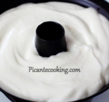 Добавляем белки и взбиваем массу до формирования нестабильных пиков. Просеиваем в отдельную емкость муку и оставшуюся пудру. Продолжая взбивать белки, постепенно вводим сыпучие ингредиенты. Получившееся тесто перекладываем в форму для выпекания. Лучше всего выпекать бисквит в форме для кексов, так он и поднимается лучше и оседает хуже.