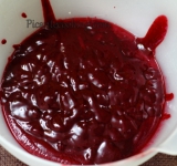 Взбиваем массу блендером до однородности. Через сито протираем к ягодам молочную массу, все хорошо перемешиваем.