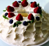 Верх торта украшаем клубникой. При желании можно добавить ягоды черники и веточки мяты, что сделает десерт более ярким и нарядным. Восхитительный, вкусный, легкий, воздушный, летний торт готов, можно подавать к столу. Приятного вам чаепития!
Cсылка на оригинальный рецепт: www.picantecooking.com/recipe/angelskii-tort-s-limonnym-kremom-i-klubnikoi