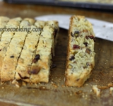 Вынимаем выпечку из духовки и даем 5 минут остыть. Перекладываем колбаски на доску и нарезаем поперек в 1,5 см шириной.	