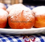 Вынимаем пончики на тарелку застеленные бумажным полотенцем и даем остыть 5 минут. Посыпаем пончики сахарной пудрой и теплыми подаем к столу! Приятного чаепития!
Cсылка на оригинальный рецепт: www.picantecooking.com/recipe/ponchiki-s-kardamonom-i-tsedroi-apelsina