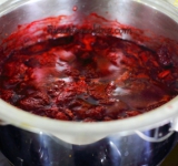 Клубнику моем, чистим и нарезаем крупными кусочками, помещаем в сотейник вместе с сахаром, соком и цедрой апельсина. Ставим сотейник на огонь и варим 20 минут до загустения.