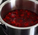 В сотейник засыпаем вишни, выдавливаем сок апельсина и мед. Варим массу на малом огне, доводим до кипения и варим 1 минуту. Крахмал перемешиваем с холодной водой и добавляем к соусу. Варим массу до загустения.