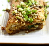 Переложите готовый омлет на тарелку и посыпьте кунжутом и зеленым луком. Подавать такой омлет можно с соевым соусом. Приятного аппетита!
Ссылка на оригинальный рецепт www.picantecooking.com/recipe/omlet-v-aziatskom-stile