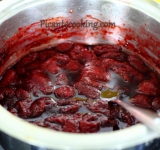 Снимаем массу с огня. Добавляем ликер и хорошо перемешиваем.