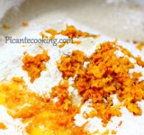 В большой миске перемешиваем все ингредиенты для теста.