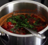 Отделяем листья мяты и измельчаем. Добавляем к соусу мяту, перемешиваем и снимаем с огня.