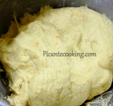 Вымешиваем эластичное тесто, пока оно не начнет отлипать от рук. Накрываем тесто кухонным полотенцем и оставляем на полтора часа для поднятия.