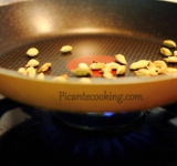 Кардамон подогреваем на сухой сковороде до потрескивания. Снимаем с огня и перемалываем в кофемолке с 2 ст. ложками сахара.