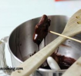 Далее работаем очень быстро, чтобы глазурь не застыла. Окунаем остывшее печенье в глазурь, даем лишней массе стечь и выкладываем печенье на решетку для застывания.