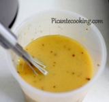 В мисочку выложите горчицу, сахар, уксус, мед, соль и кофе. Хорошенько взбейте до однородности. Затем добавьте масло и взбейте еще раз. Кофе полностью не растворится, но это исправится, когда рыба будет мариноваться.	