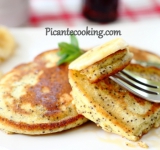 Готовые оладьи выкладываем на тарелку, поливаем медом или клиновым сиропом и подаем к столу. Отличного вам завтрака, хорошего дня!
Cсылка на оригинальный рецепт: www.picantecooking.com/recipe/oladi-s-makom-i-limonnoi-tsedroi