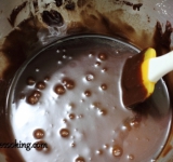 Готовим глазурь, растапливаем шоколад на водяной бане и перемешиваем с остальными ингредиентами глазури. Лучше всего взбивать массу венчиком до однородности.