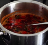 Обжариваем оладьи с двух сторон на среднем огне на растительном масле до золотистости. Пока готовятся оладьи, готовим вишнево-мятный соус. Рецепт можно посмотреть здесь: food-club.ru/blog/sladkie-sousy/2854.html