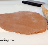 Готовое тесто раскатываем в слой толщиной в 1 см. Раскатывать необходимо на просыпанной мукой рабочей поверхности или между двумя листами пергамента.