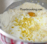 В глубокую миску просеиваем муку и пекарский порошок, все перемешиваем. Мак отцеживаем, а молоко сливаем к муке, вбиваем туда яйцо, добавляем топленое масло и цедру.