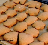 Ставим противень в предварительно разогретую духовку на 12-15 минут. Очень важно не передержать пряники в духовке, иначе они будут черствыми. Готовые пряники остужаем на противне.