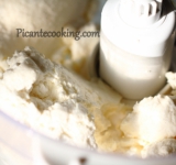 Творог протираем через сито или измельчаем в блендере. Добавляем слегка взбитые яйца, разрыхлитель, молоко и сахар. Все перемешиваем до однородности.