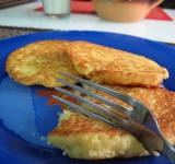 Таким образом готовьте драники, пока не кончится тесто. Подавайте с холодным молоком или со сметаной и зеленым луком. Приятного аппетита!
Ссылка на источник рецепта: www.picantecooking.com/recipe/ukrainskie-kartofelnye-draniki