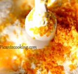 Добавляем цедру, осторожно вводим муку и перемешиваем пока не пропадут комочки. Чем меньше перемешиваем – тем нежнее будут оладьи.