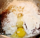 Все ингредиенты для пряников помещаем в глубокую посуду.